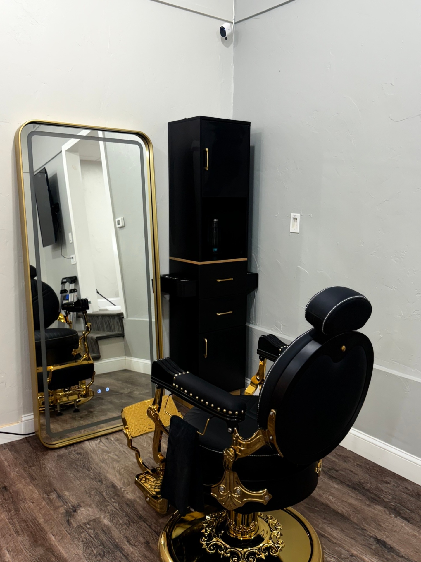 Spotless high-end salon interior cleaned by L&T Cleaning